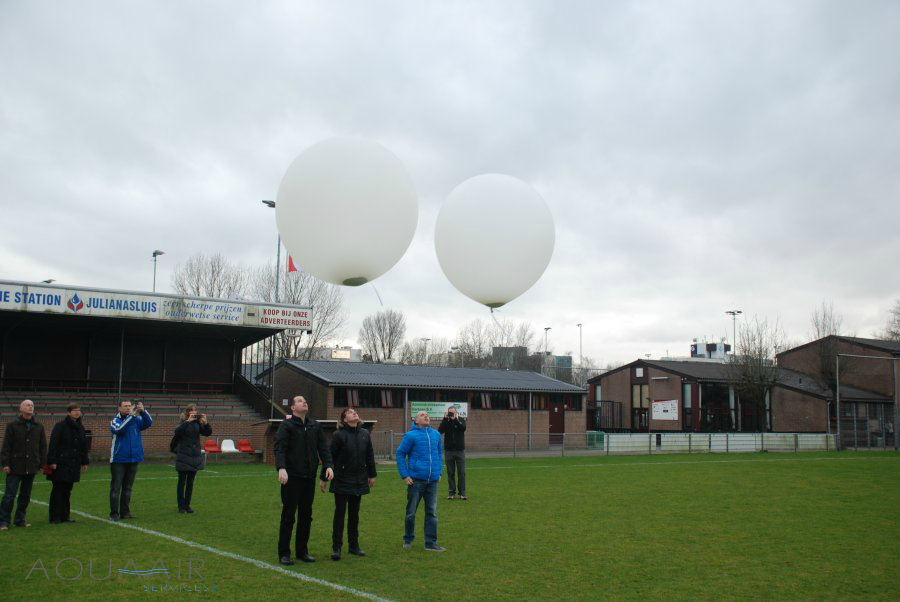 Ballonverstrooiing op het hoofdveld van voetbalvereniging Gouda