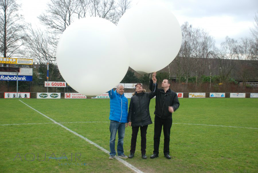 Asverstrooiing per heliumballon op het hoofdveld van SV Gouda